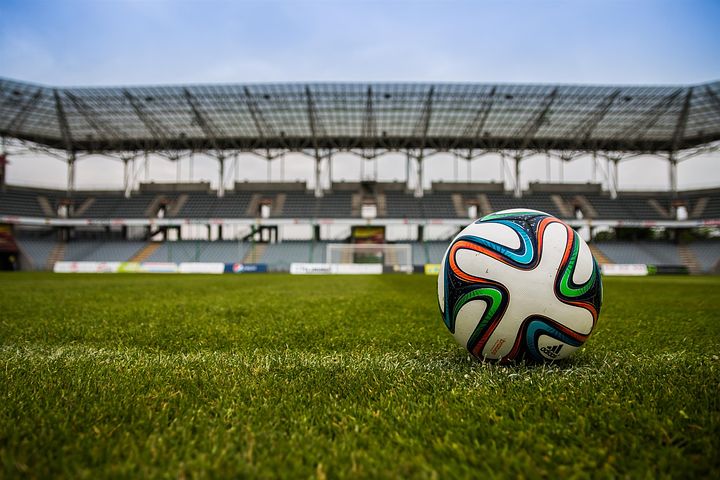 terrain de foot balle de foot sur gazon dans stade de foot